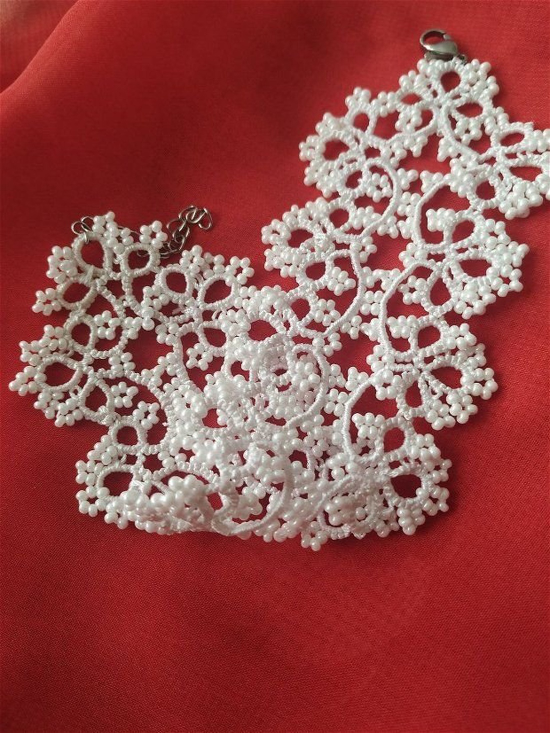 Bratara dantela alba, confectionata cu suveicuta in tehnica frivolite, bratara pentru mireasa, bratara alba din dantela - bijuterii - brățări - brățări din mărgele - Artynos.ro