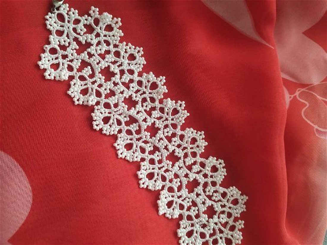 Bratara dantela alba, confectionata cu suveicuta in tehnica frivolite, bratara pentru mireasa, bratara alba din dantela - bijuterii - brățări - brățări din mărgele - Artynos.ro