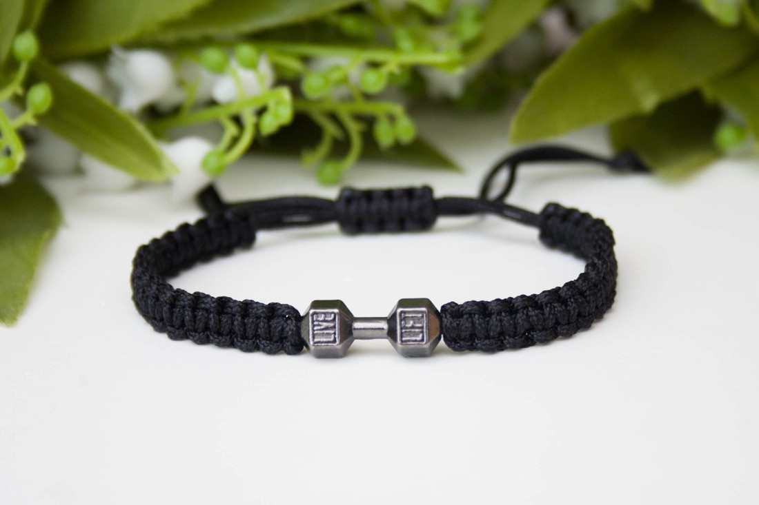 Brățară macramé împletită - Cu halteră neagră - bijuterii - brățări - brățări împletite - Artynos.ro Brățară macramé împletită - Cu halteră neagră - bijuterii - brățări - brățări împletite - Artynos.ro