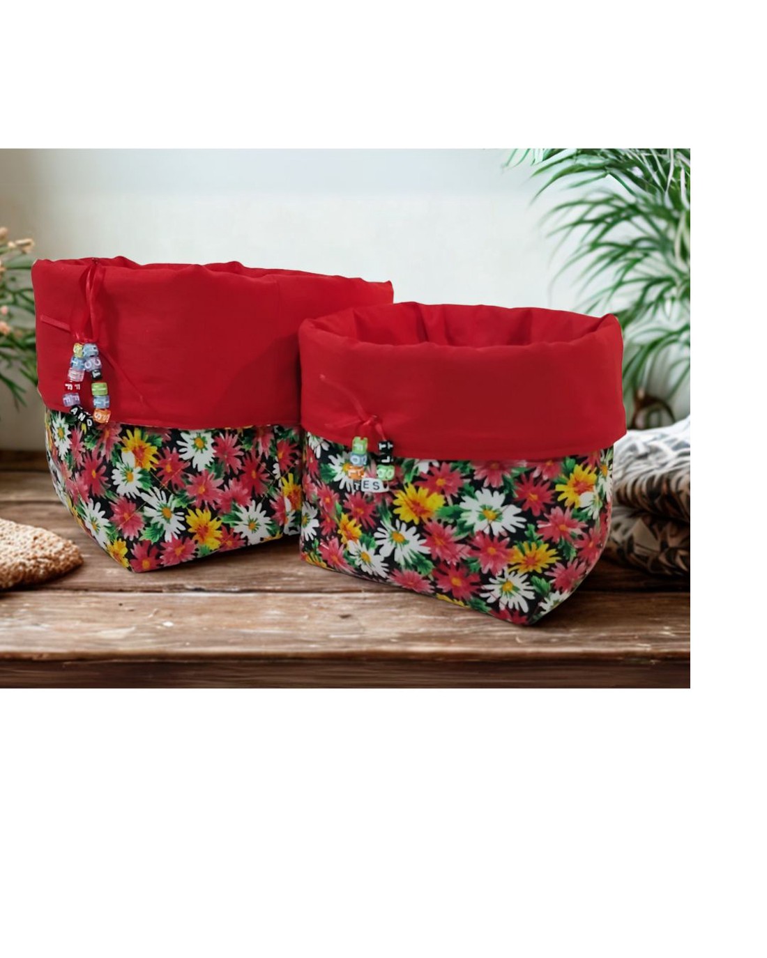 Două coșuri textile roșii cu flori - depozitare distractivă și practică pentru bucătărie, baie sau dormitor. - - Artynos.ro Două coșuri textile roșii cu flori - depozitare distractivă și practică pentru bucătărie, baie sau dormitor. - - Artynos.ro