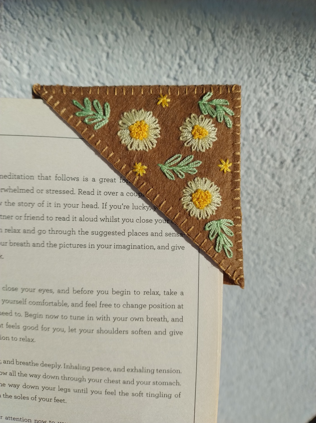 Semn de carte - arte vizuale și accesorii  - imagini cu broderii - broderii în cruciuliță pe țesătură - Artynos.ro