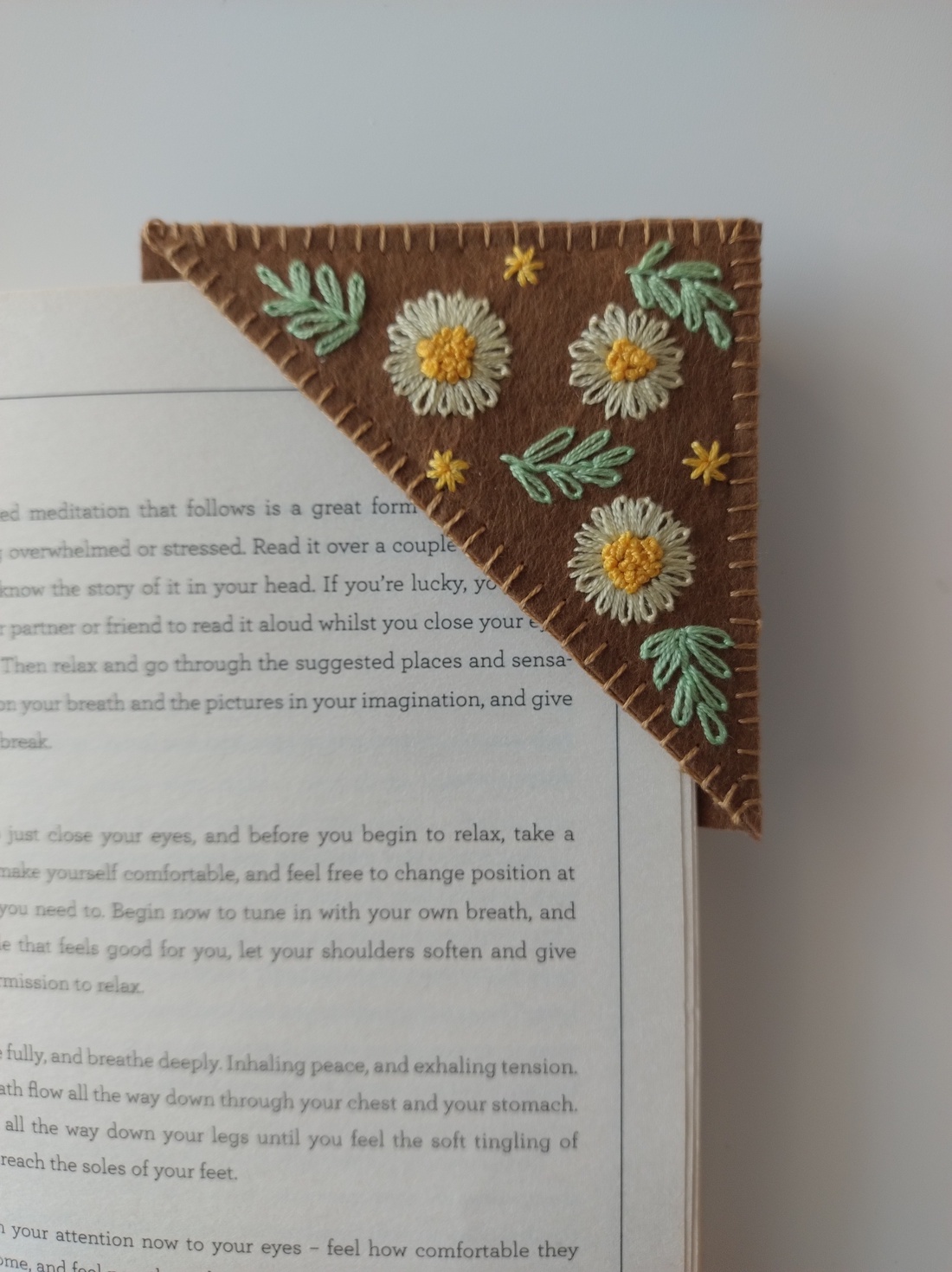 Semn de carte - arte vizuale și accesorii  - imagini cu broderii - broderii în cruciuliță pe țesătură - Artynos.ro