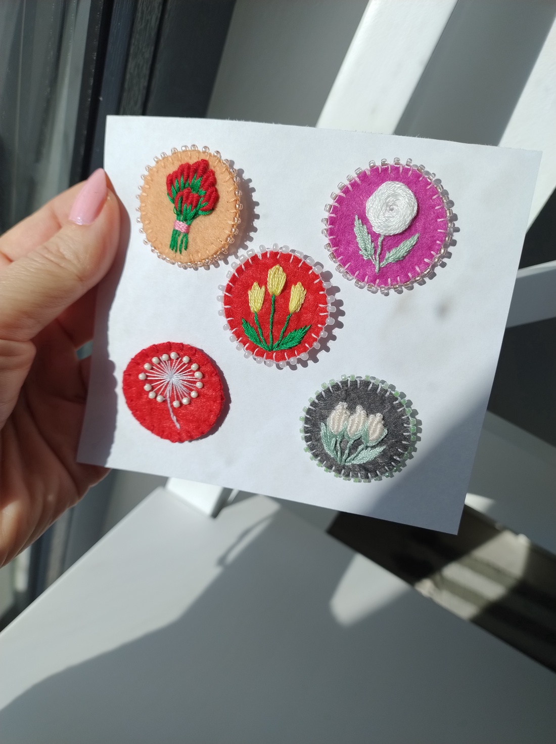 Set broșe  - accesorii nuntă - amintiri și cadouri de nuntă - cadou nuntă - pernă de nuntă - Artynos.ro