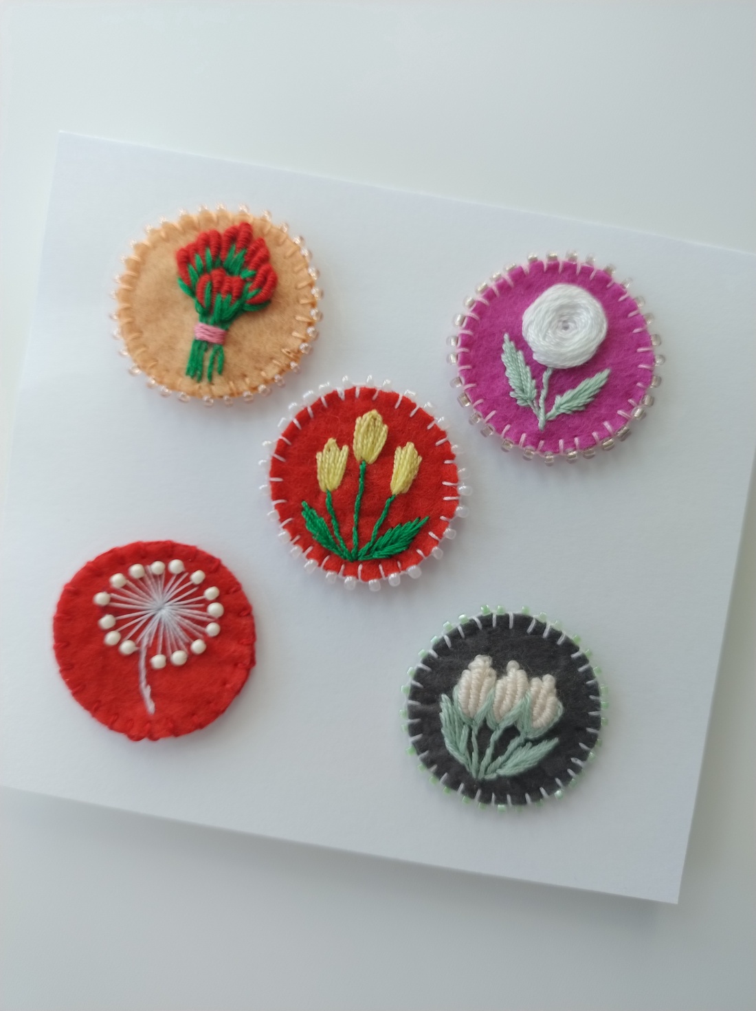 Set broșe  - accesorii nuntă - amintiri și cadouri de nuntă - cadou nuntă - pernă de nuntă - Artynos.ro