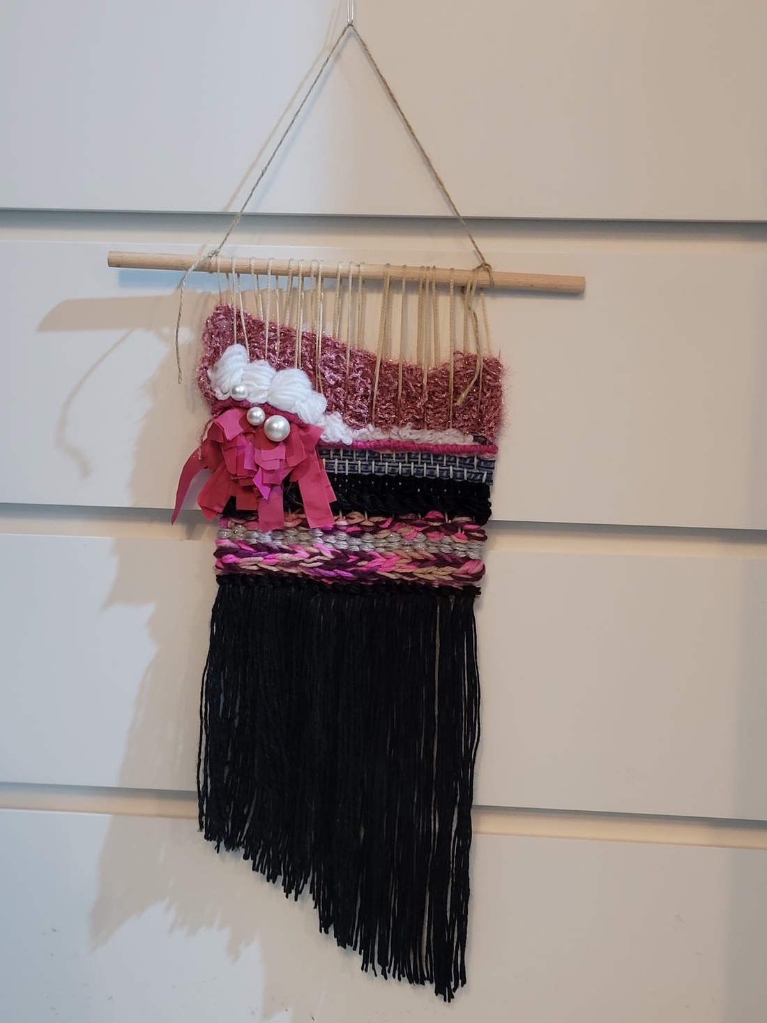 Tapiserie decorativă perete handmade, Decor boho chic roz fuchsia și denim reciclat - casă & stil de viață - decorațiuni de casă - decorațiuni de pereți - decor de pereți, macrame - Artynos.ro