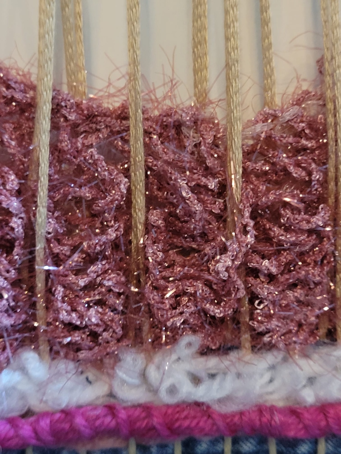 Tapiserie decorativă perete handmade, Decor boho chic roz fuchsia și denim reciclat - casă & stil de viață - decorațiuni de casă - decorațiuni de pereți - decor de pereți, macrame - Artynos.ro