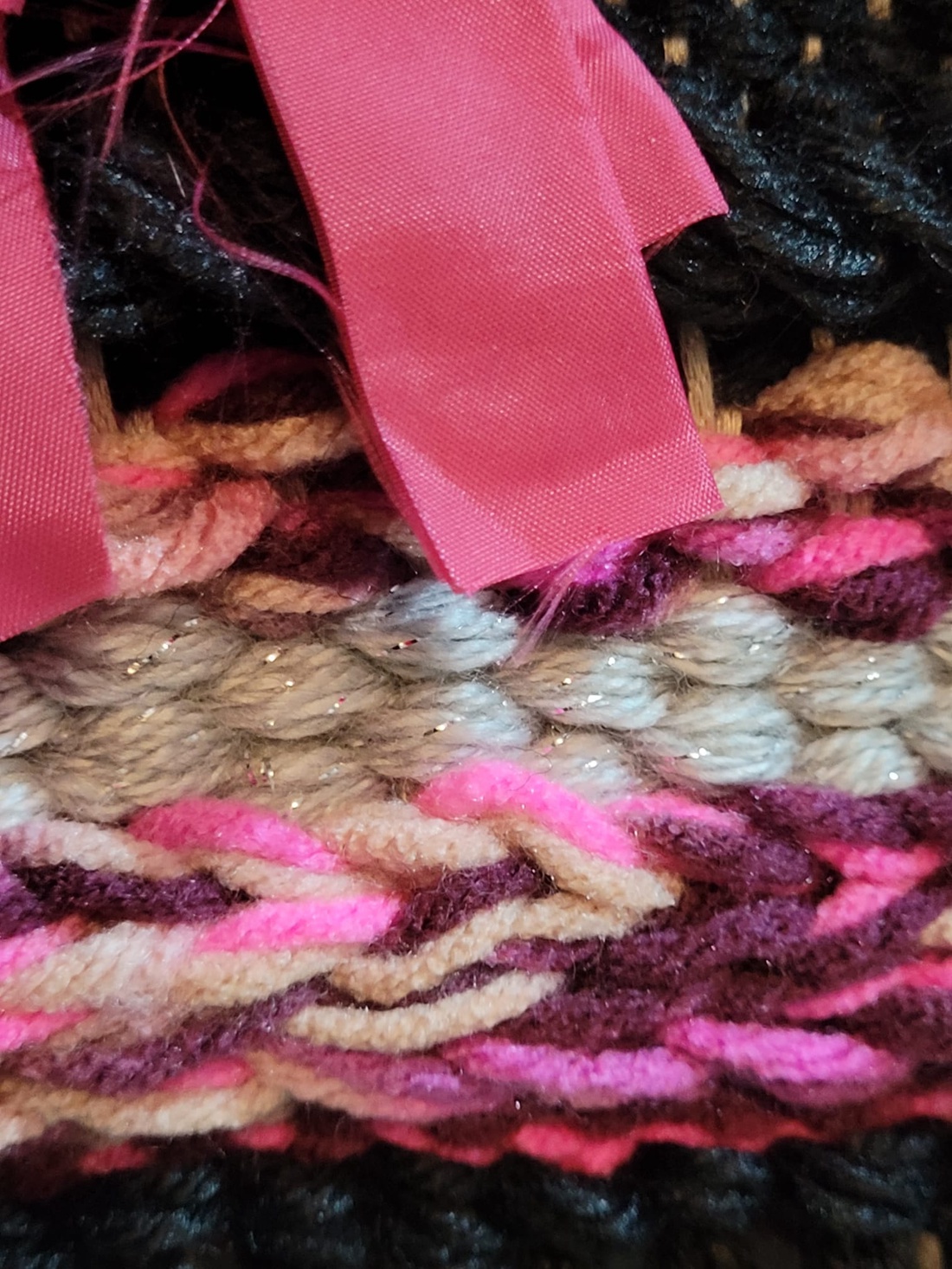 Tapiserie decorativă perete handmade, Decor boho chic roz fuchsia și denim reciclat - casă & stil de viață - decorațiuni de casă - decorațiuni de pereți - decor de pereți, macrame - Artynos.ro