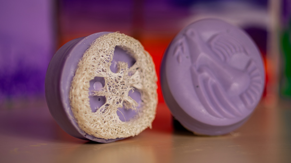 Săpun natural exfoliant cu lavandă și lufă - igienă și înfrumusețare - săpunuri și articole de igienă - săpun artizanal - Artynos.ro