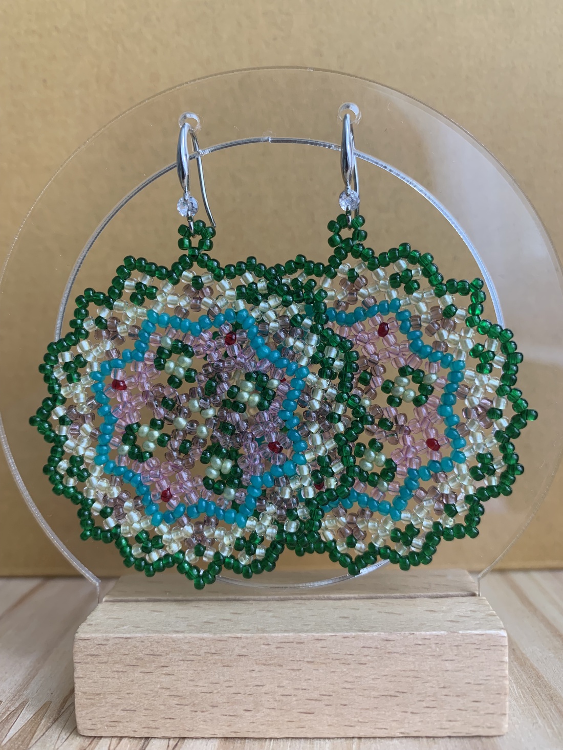 Cercei mandala din margele - bijuterii - cercei - cercei rotunzi - Artynos.ro Cercei mandala din margele - bijuterii - cercei - cercei rotunzi - Artynos.ro