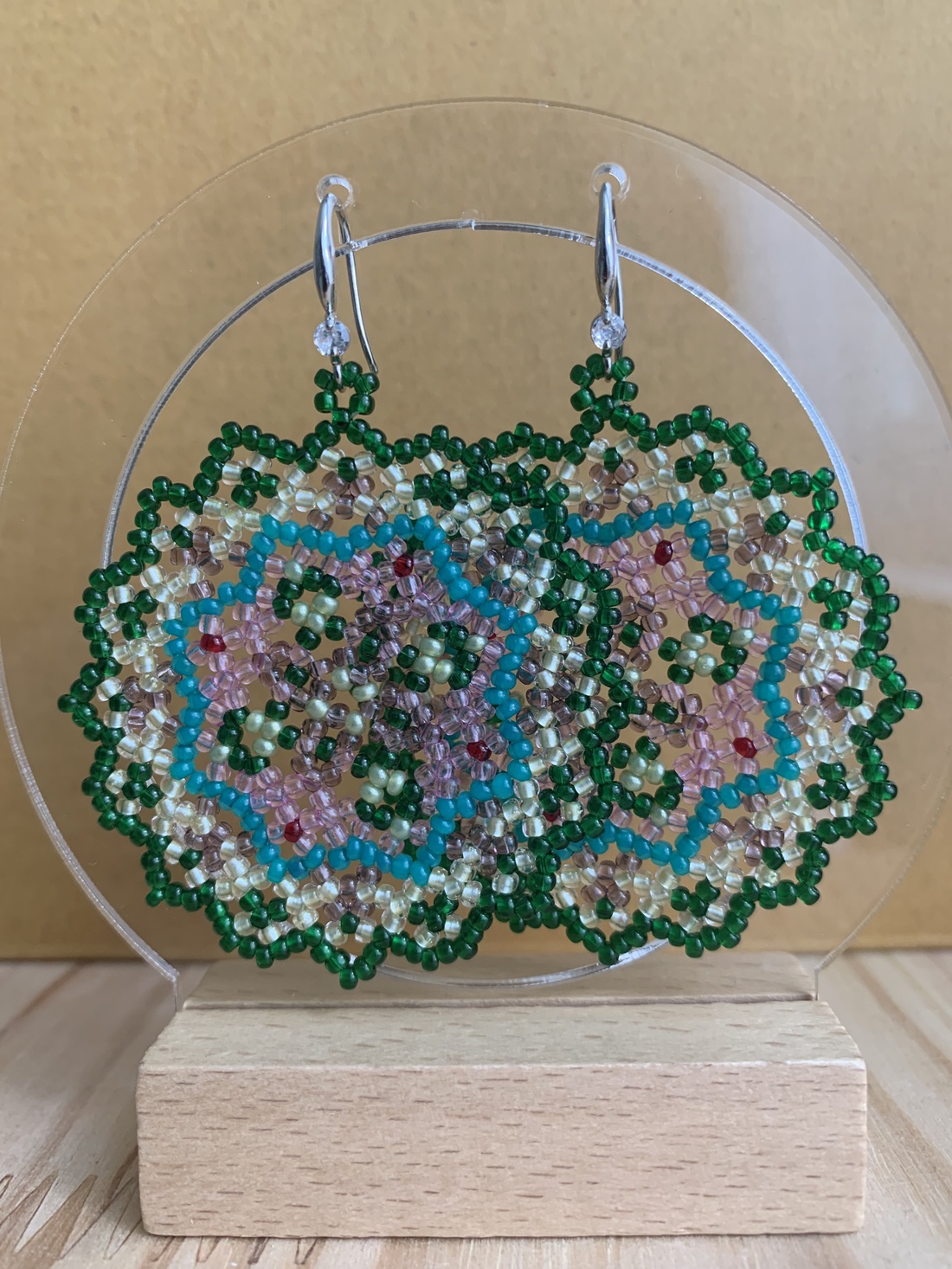 Cercei mandala din margele - bijuterii - cercei - cercei rotunzi - Artynos.ro Cercei mandala din margele - bijuterii - cercei - cercei rotunzi - Artynos.ro