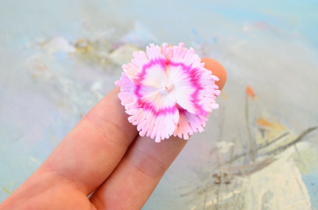 Garofita roz - brosa martisor - bijuterii - broșe - Artynos.ro