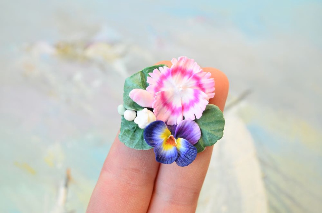 Panseluta, garofita si lacramioare - Brosa martisor - bijuterii - broșe - Artynos.ro