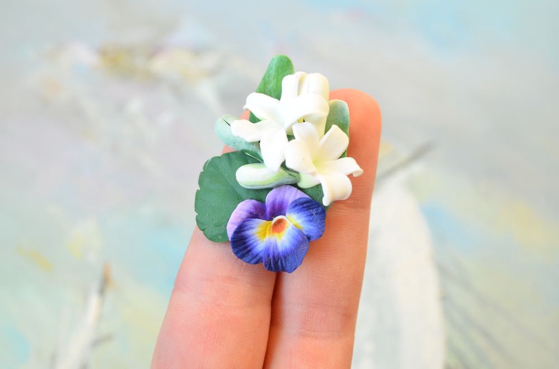 Panseluta mov si zambile albe- Brosa martisor - bijuterii - broșe - Artynos.ro