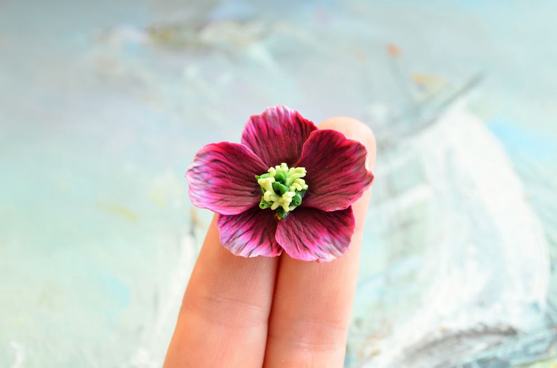 Helleborus/Spanz visiniu- Brosa martisor - bijuterii - broșe - Artynos.ro