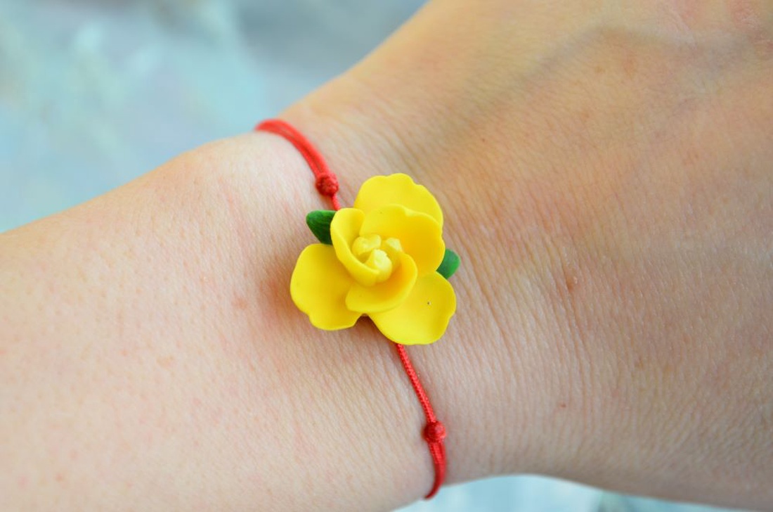 Frezia galbena- Bratara snur rosu - bijuterii - brățări - brățări împletite - Artynos.ro