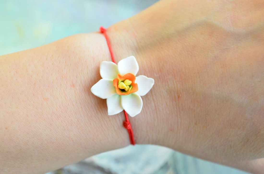 Narcisa alba- Bratara snur rosu - bijuterii - brățări - brățări împletite - Artynos.ro