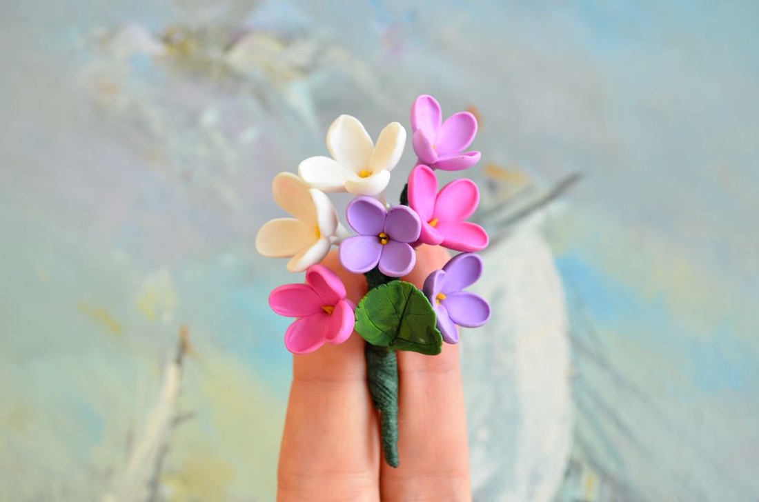 Flori albe si mov de liliac- Brosa buchet - bijuterii - broșe - Artynos.ro