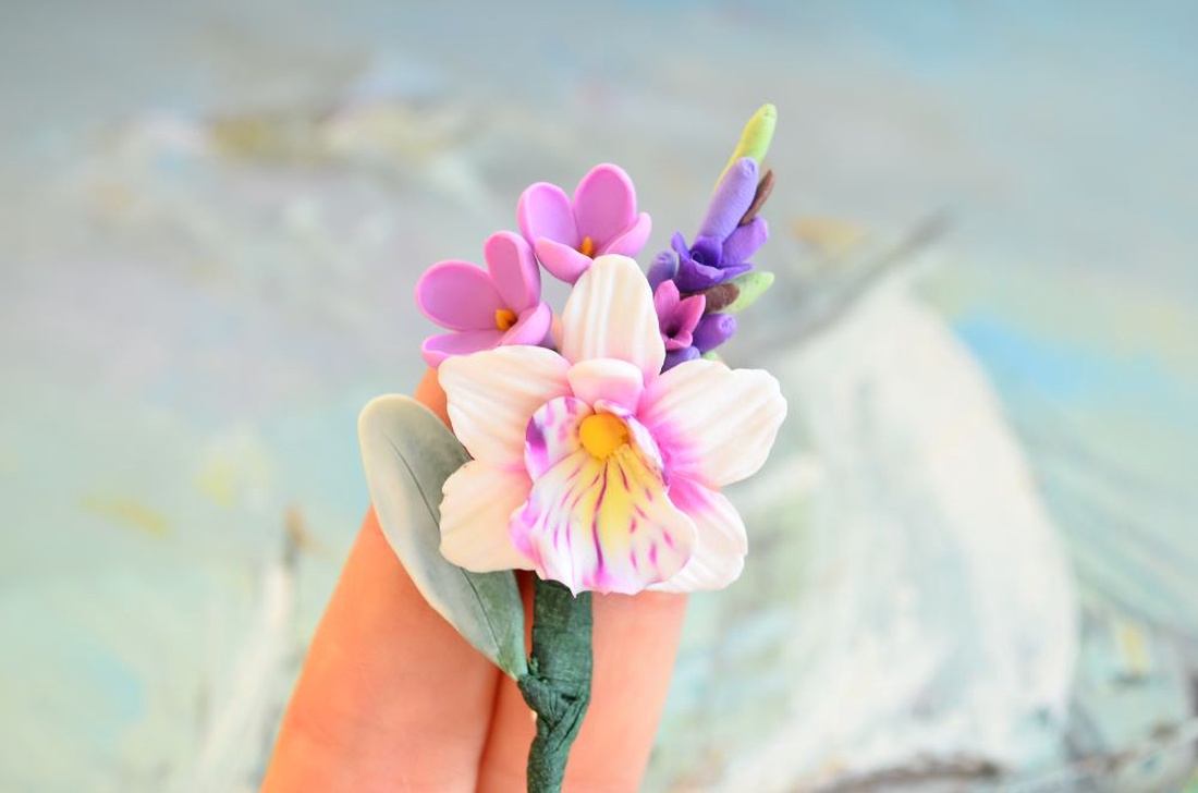 Orhidee roz si flori de liliac- Brosa buchet - bijuterii - broșe - Artynos.ro