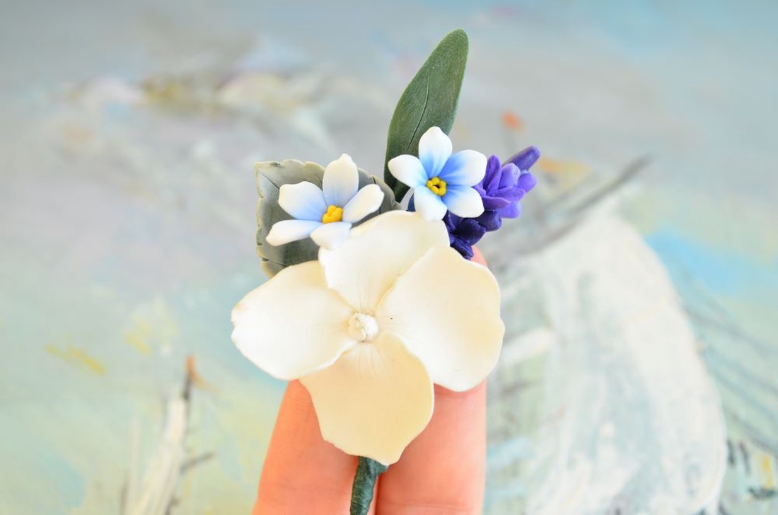 Hortensie ivoire si flori de nu ma uita- Brosa buchet - bijuterii - broșe - Artynos.ro