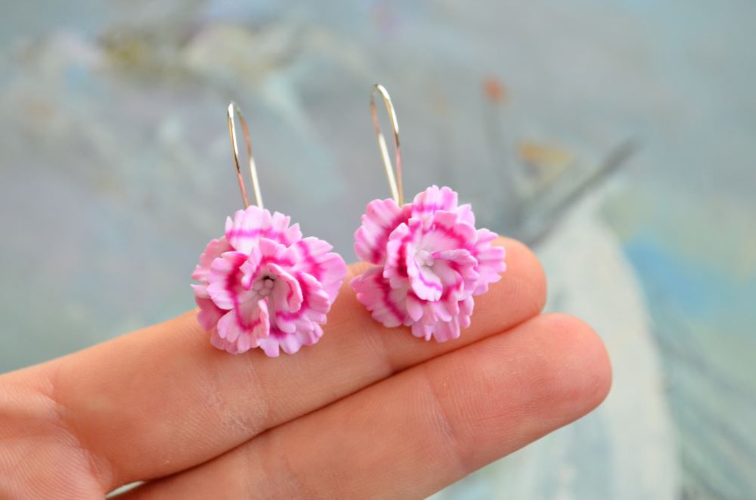 Garofite roz cu bobocel- Cercei tortita - bijuterii - cercei - cercei lungi - Artynos.ro
