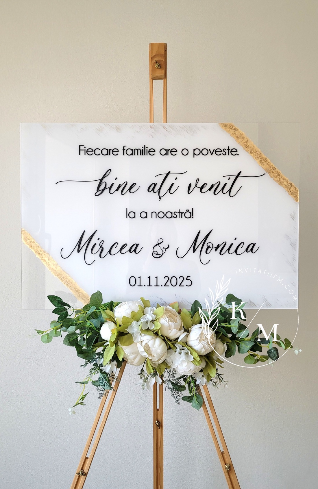 Panou intampinare nunta din plexiglas alb cu detalii aurii - accesorii nuntă - materiale decor pentru nuntă - tablouri și indicatoare nuntă - Artynos.ro