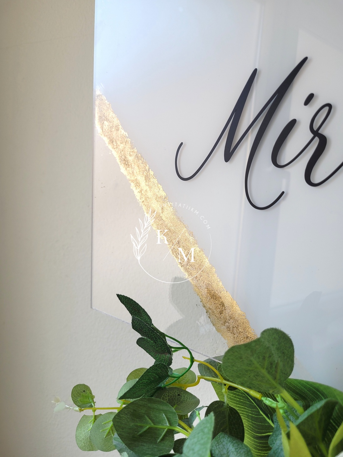 Panou intampinare nunta din plexiglas alb cu detalii aurii - accesorii nuntă - materiale decor pentru nuntă - tablouri și indicatoare nuntă - Artynos.ro