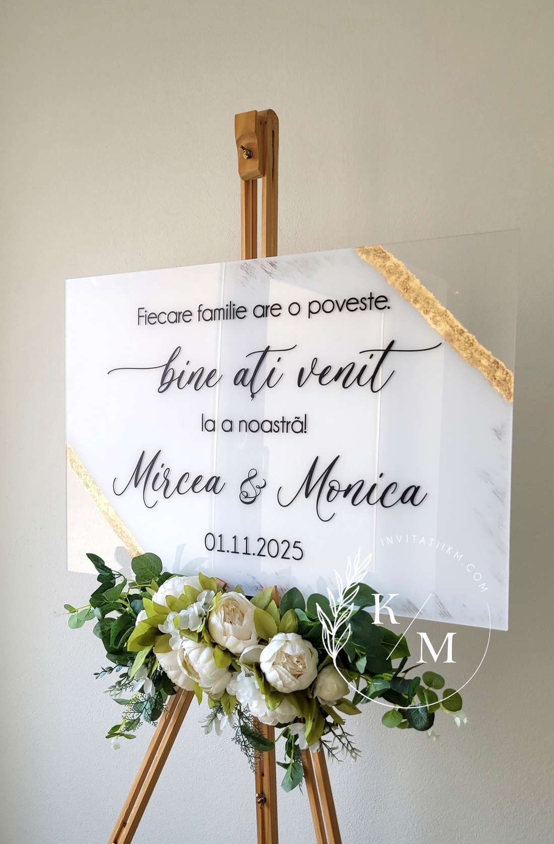 Panou intampinare nunta din plexiglas alb cu detalii aurii - accesorii nuntă - materiale decor pentru nuntă - tablouri și indicatoare nuntă - Artynos.ro