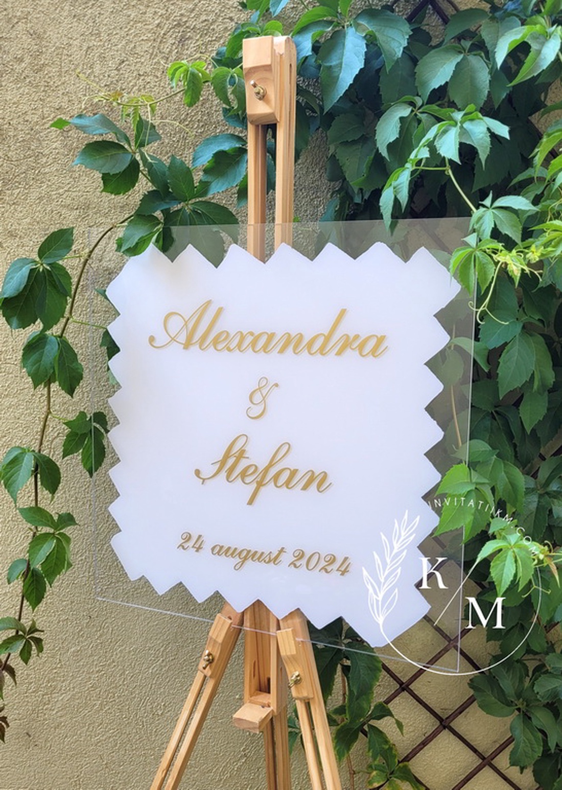 Panou intampinare nunta din plexiglas alb si auriu - accesorii nuntă - materiale decor pentru nuntă - tablouri și indicatoare nuntă - Artynos.ro