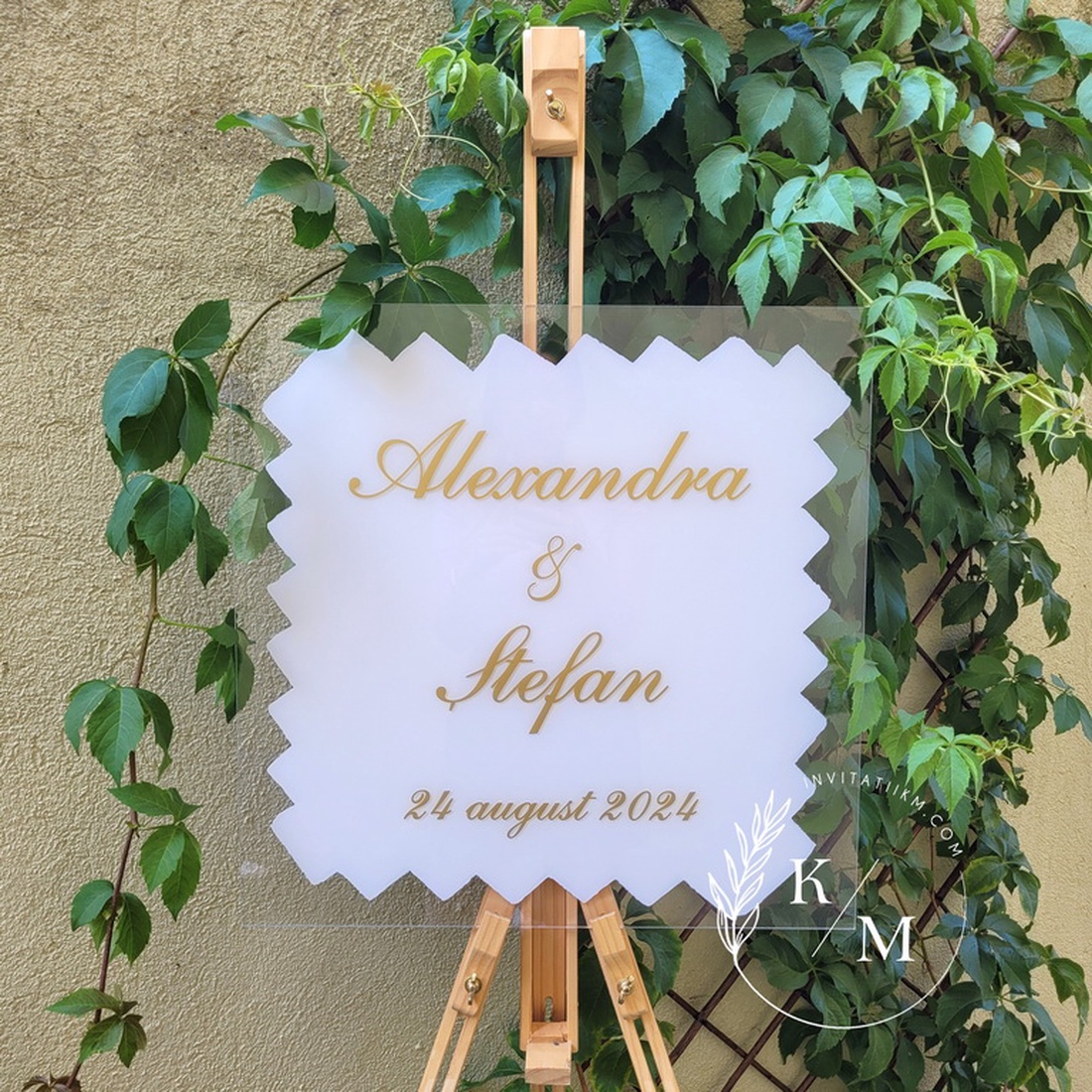 Panou intampinare nunta din plexiglas alb si auriu - accesorii nuntă - materiale decor pentru nuntă - tablouri și indicatoare nuntă - Artynos.ro