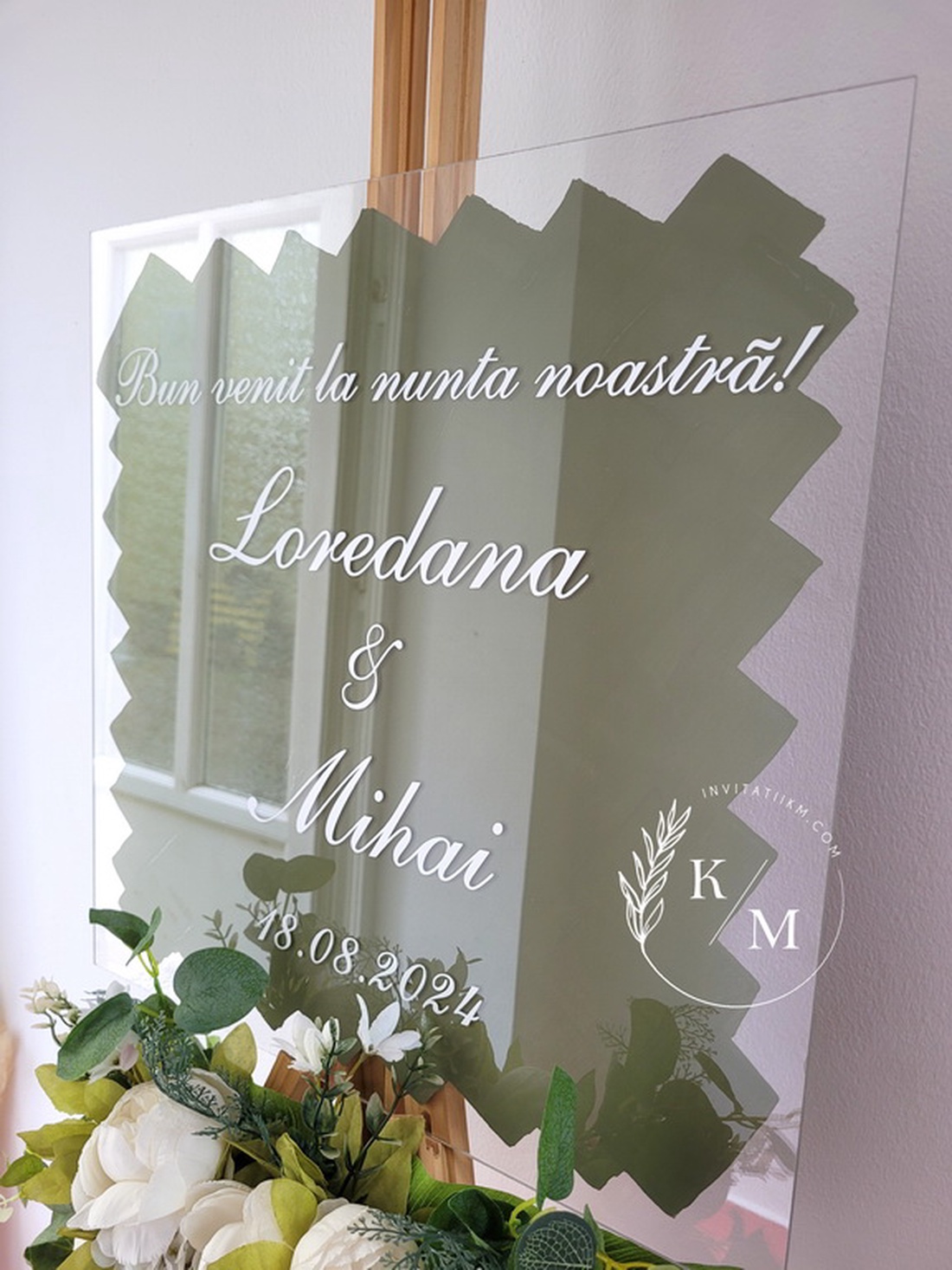 Panou intampinare nunta din plexiglas alb si verde olive - accesorii nuntă - materiale decor pentru nuntă - tablouri și indicatoare nuntă - Artynos.ro