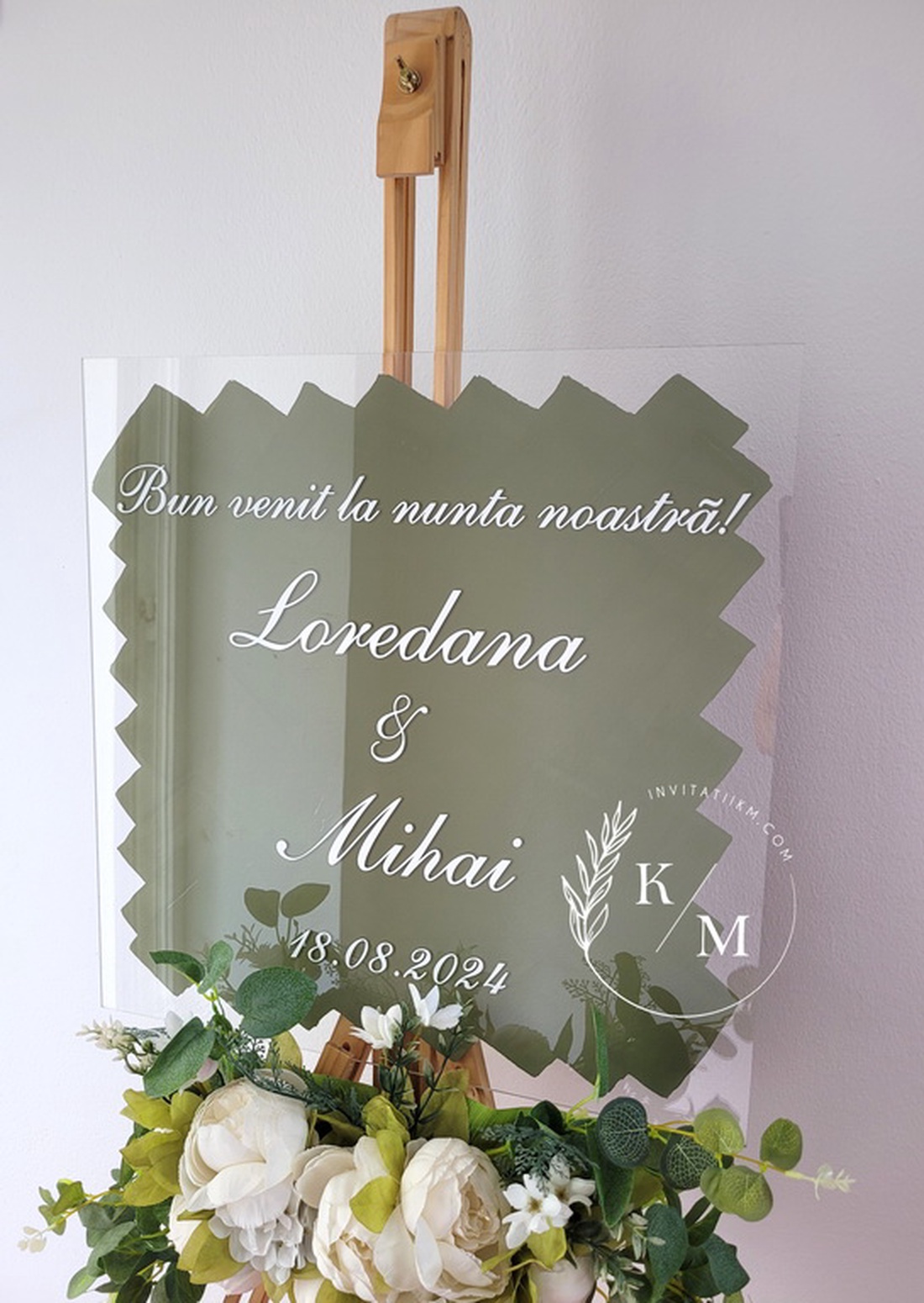 Panou intampinare nunta din plexiglas alb si verde olive - accesorii nuntă - materiale decor pentru nuntă - tablouri și indicatoare nuntă - Artynos.ro