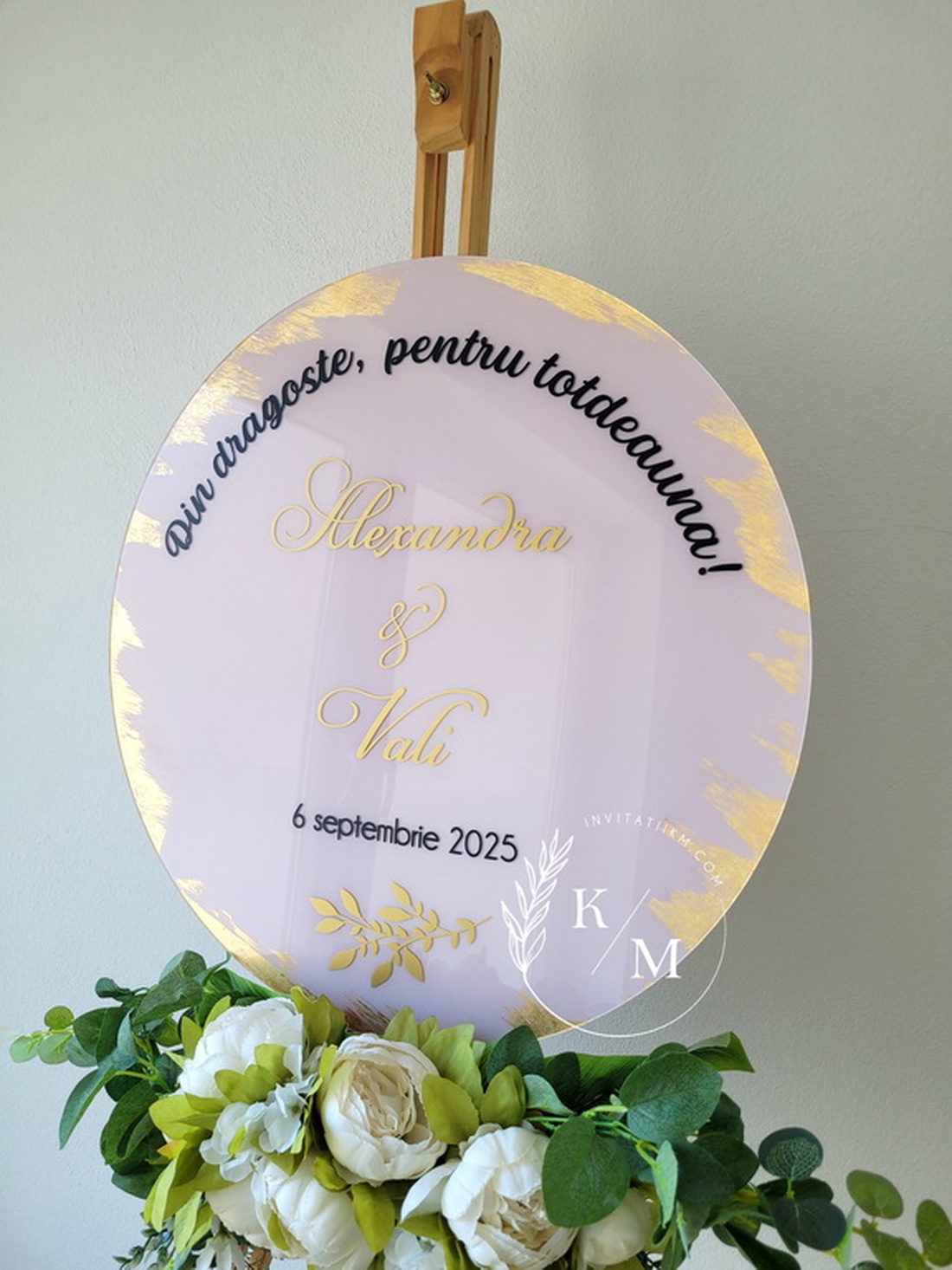 Panou intampinare nunta rotund din plexiglas roz antic si detalii aurii - accesorii nuntă - materiale decor pentru nuntă - tablouri și indicatoare nuntă - Artynos.ro