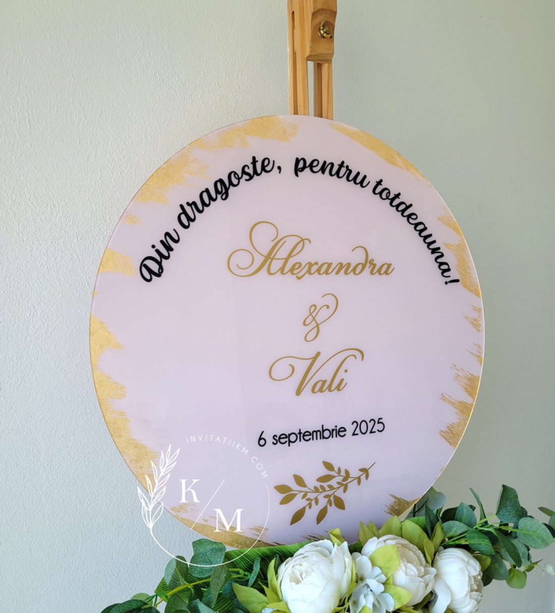 Panou intampinare nunta rotund din plexiglas roz antic si detalii aurii - accesorii nuntă - materiale decor pentru nuntă - tablouri și indicatoare nuntă - Artynos.ro