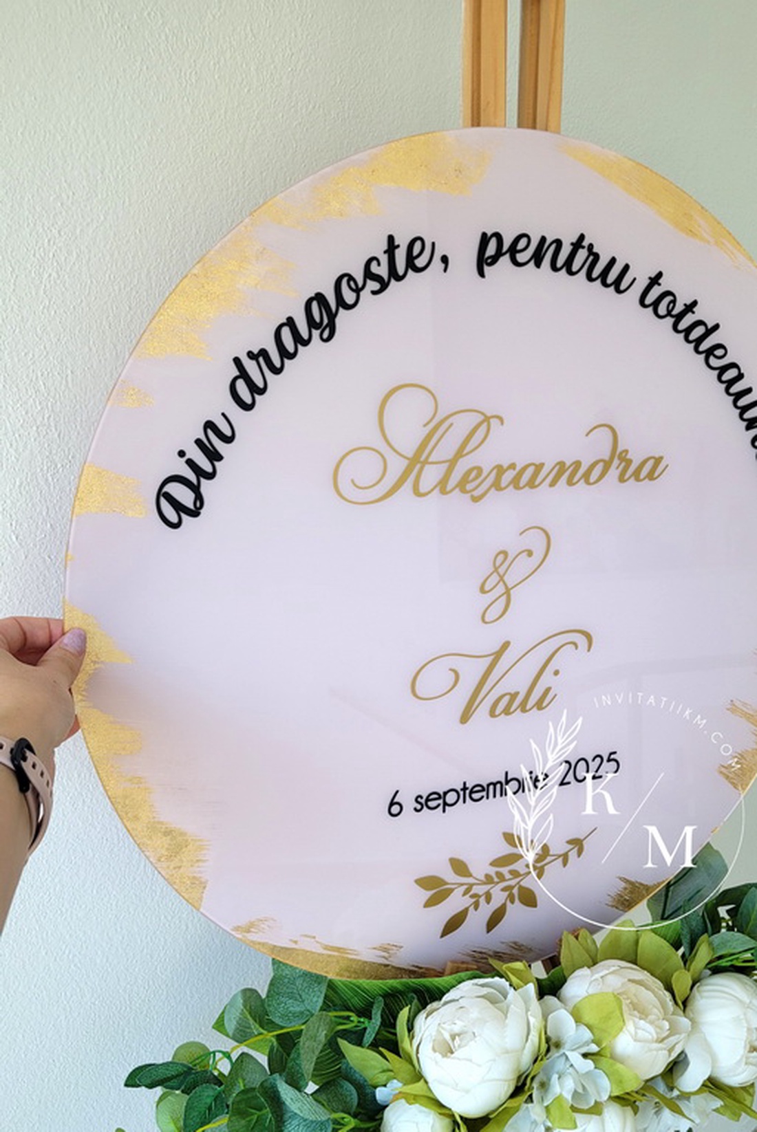 Panou intampinare nunta rotund din plexiglas roz antic si detalii aurii - accesorii nuntă - materiale decor pentru nuntă - tablouri și indicatoare nuntă - Artynos.ro