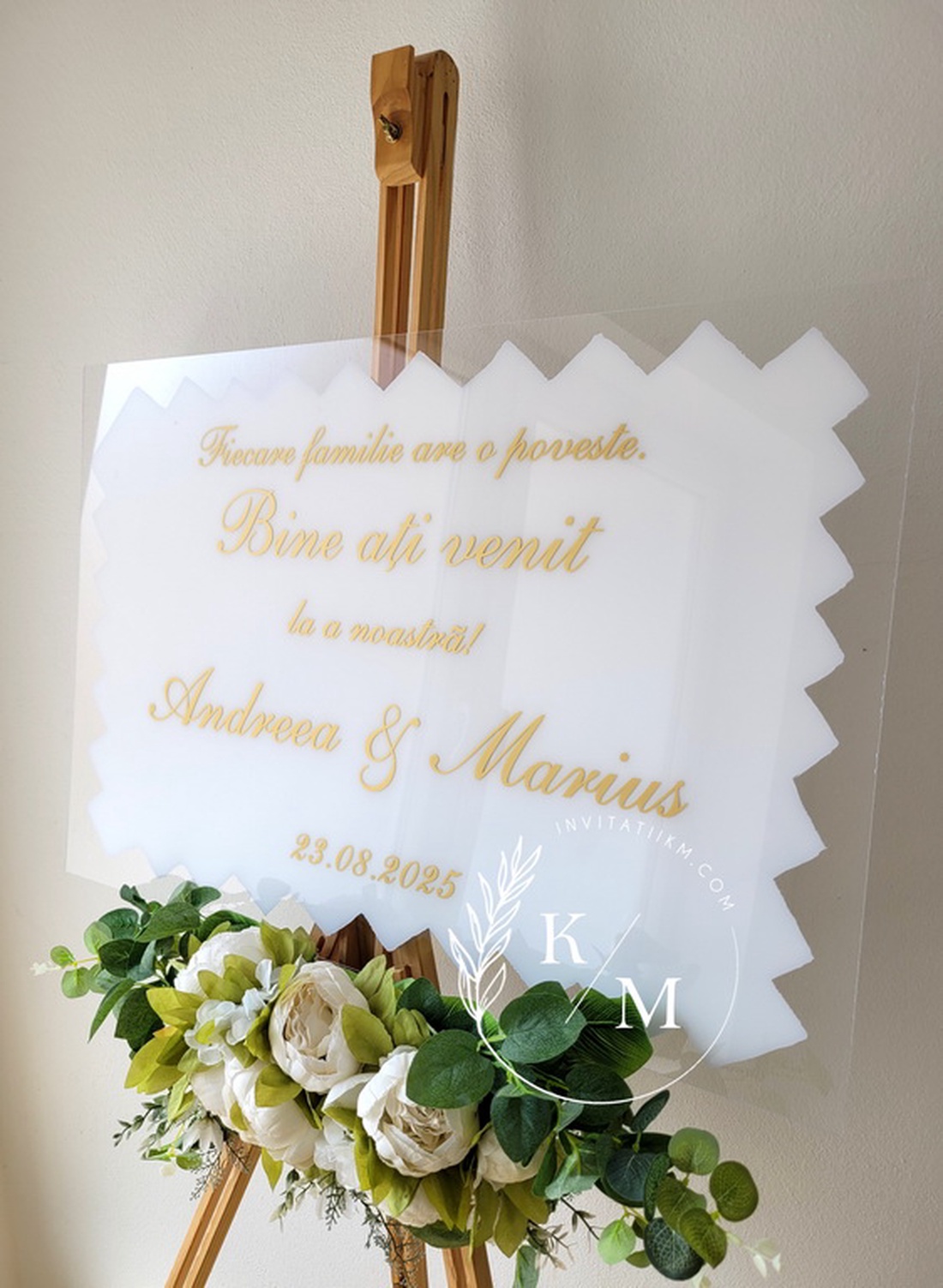 Panou intampinare nunta alb-auriu Fiecare familie are o poveste - Bine ati venit la a noastra - accesorii nuntă - materiale decor pentru nuntă - tablouri și indicatoare nuntă - Artynos.ro