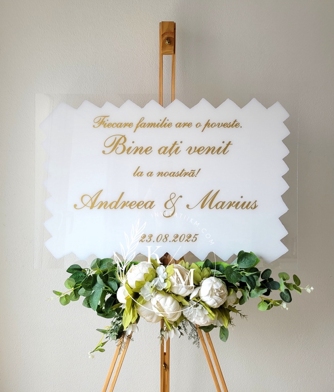 Panou intampinare nunta alb-auriu Fiecare familie are o poveste - Bine ati venit la a noastra - accesorii nuntă - materiale decor pentru nuntă - tablouri și indicatoare nuntă - Artynos.ro