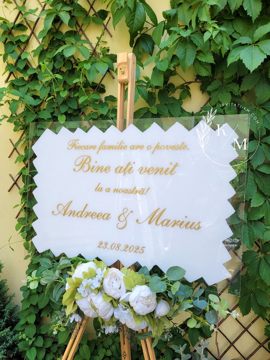 Panou intampinare nunta alb-auriu Fiecare familie are o poveste - Bine ati venit la a noastra - accesorii nuntă - materiale decor pentru nuntă - tablouri și indicatoare nuntă - Artynos.ro