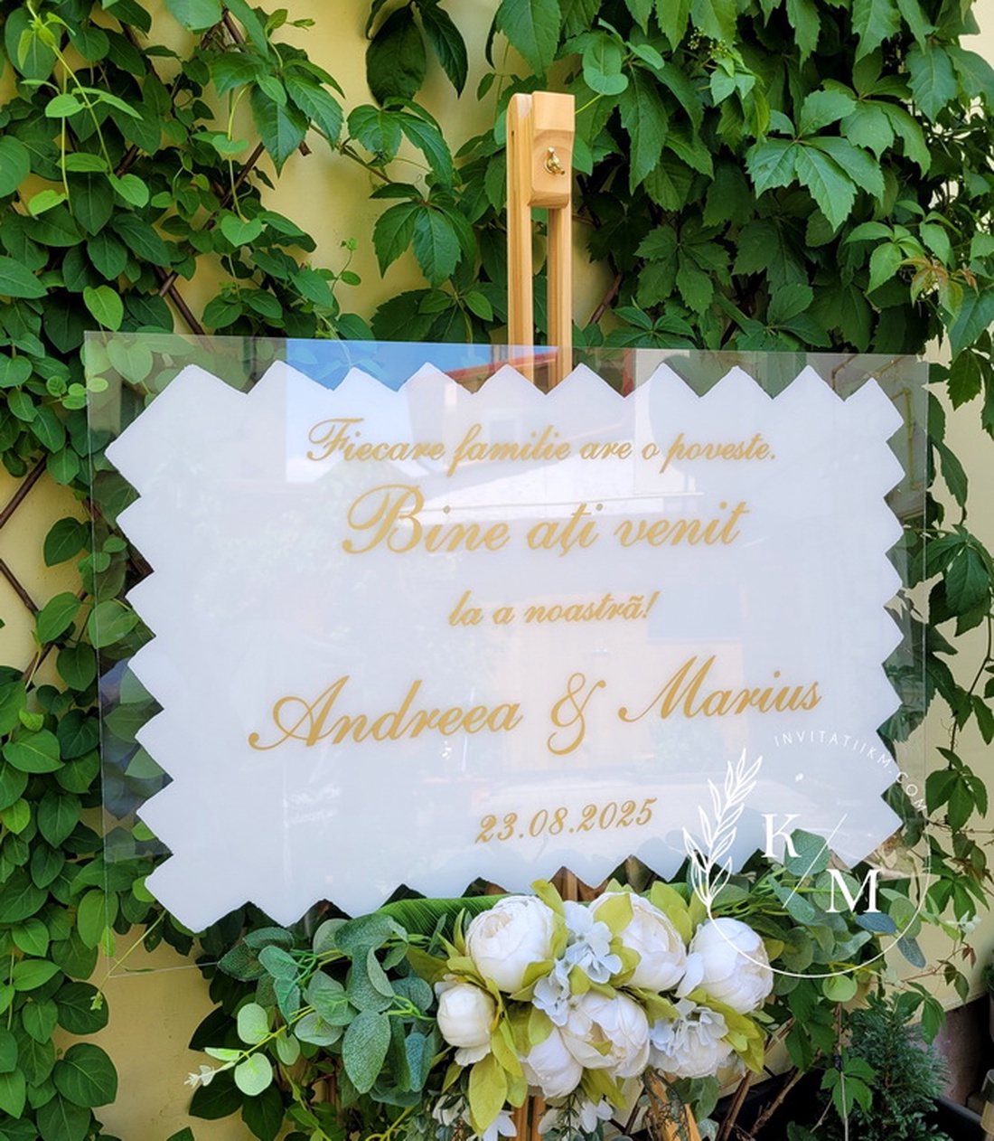 Panou intampinare nunta alb-auriu Fiecare familie are o poveste - Bine ati venit la a noastra - accesorii nuntă - materiale decor pentru nuntă - tablouri și indicatoare nuntă - Artynos.ro