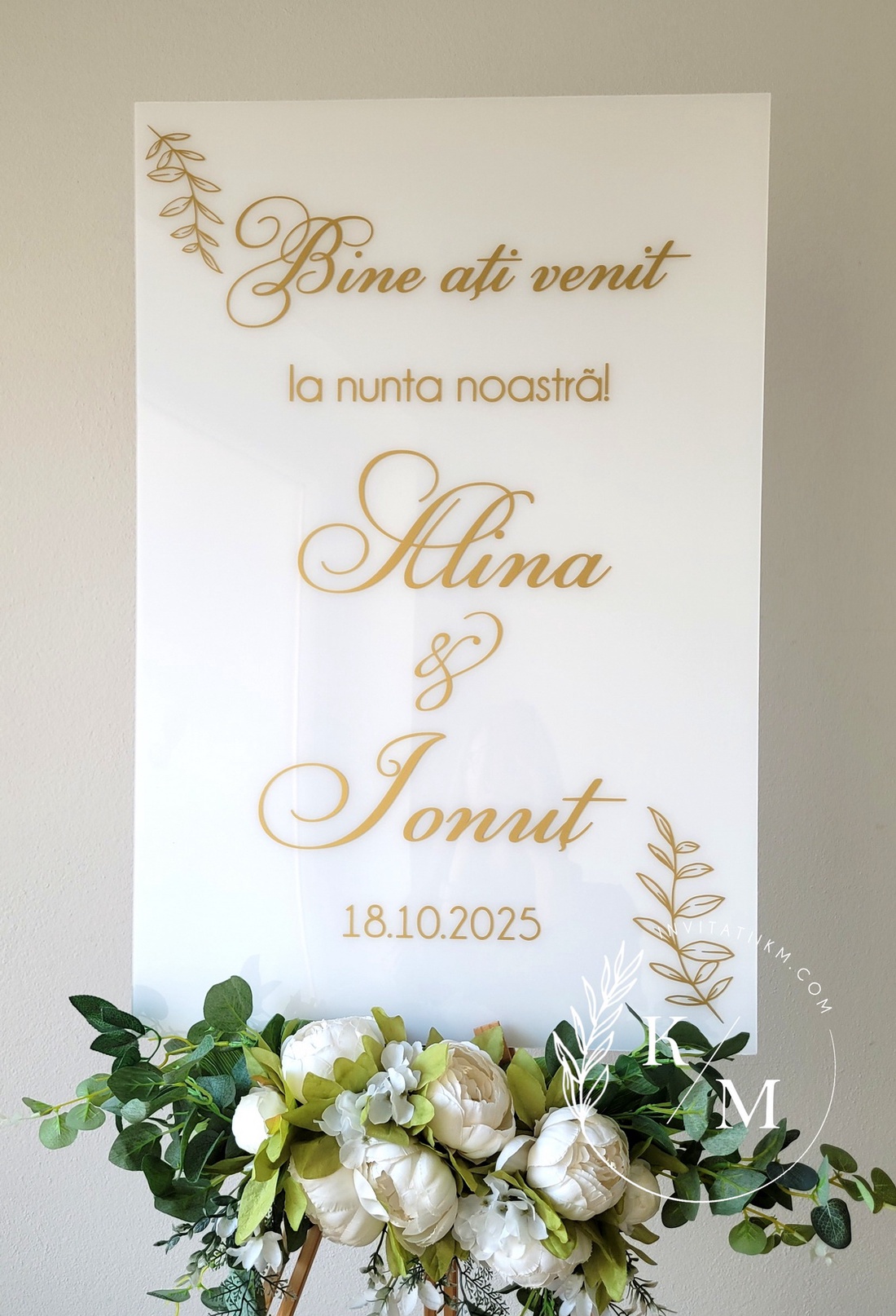 Panou intampinare nunta din plexiglas alb si detaliu floral auriu - accesorii nuntă - materiale decor pentru nuntă - tablouri și indicatoare nuntă - Artynos.ro