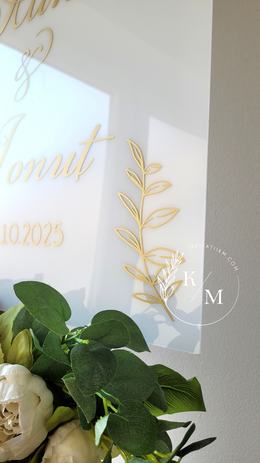 Panou intampinare nunta din plexiglas alb si detaliu floral auriu - accesorii nuntă - materiale decor pentru nuntă - tablouri și indicatoare nuntă - Artynos.ro