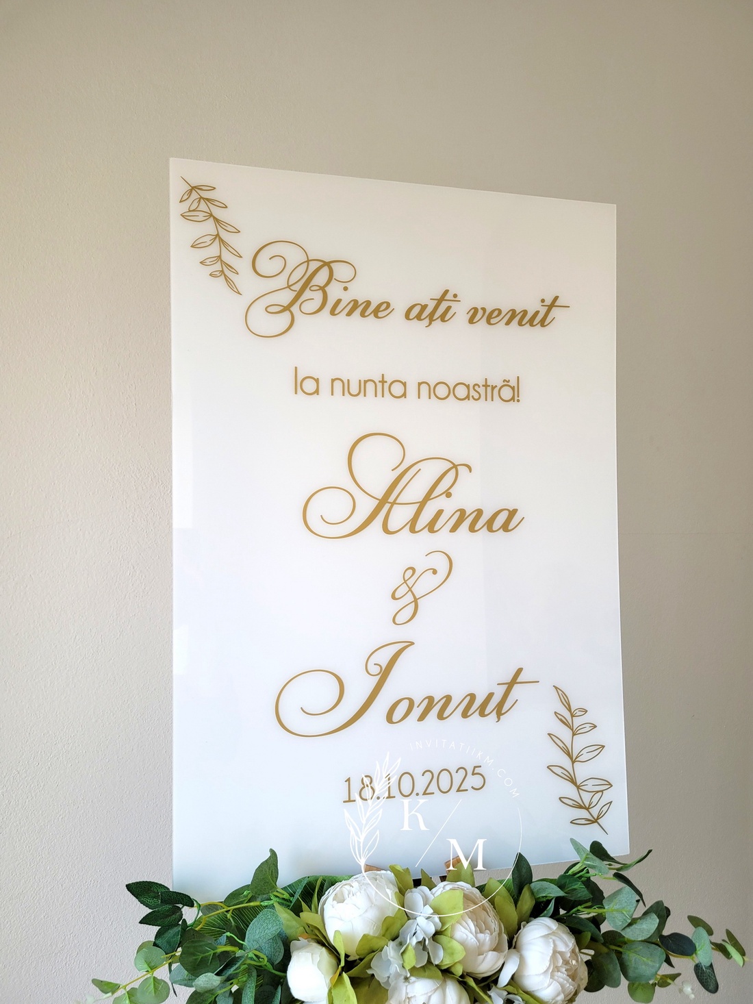 Panou intampinare nunta din plexiglas alb si detaliu floral auriu - accesorii nuntă - materiale decor pentru nuntă - tablouri și indicatoare nuntă - Artynos.ro