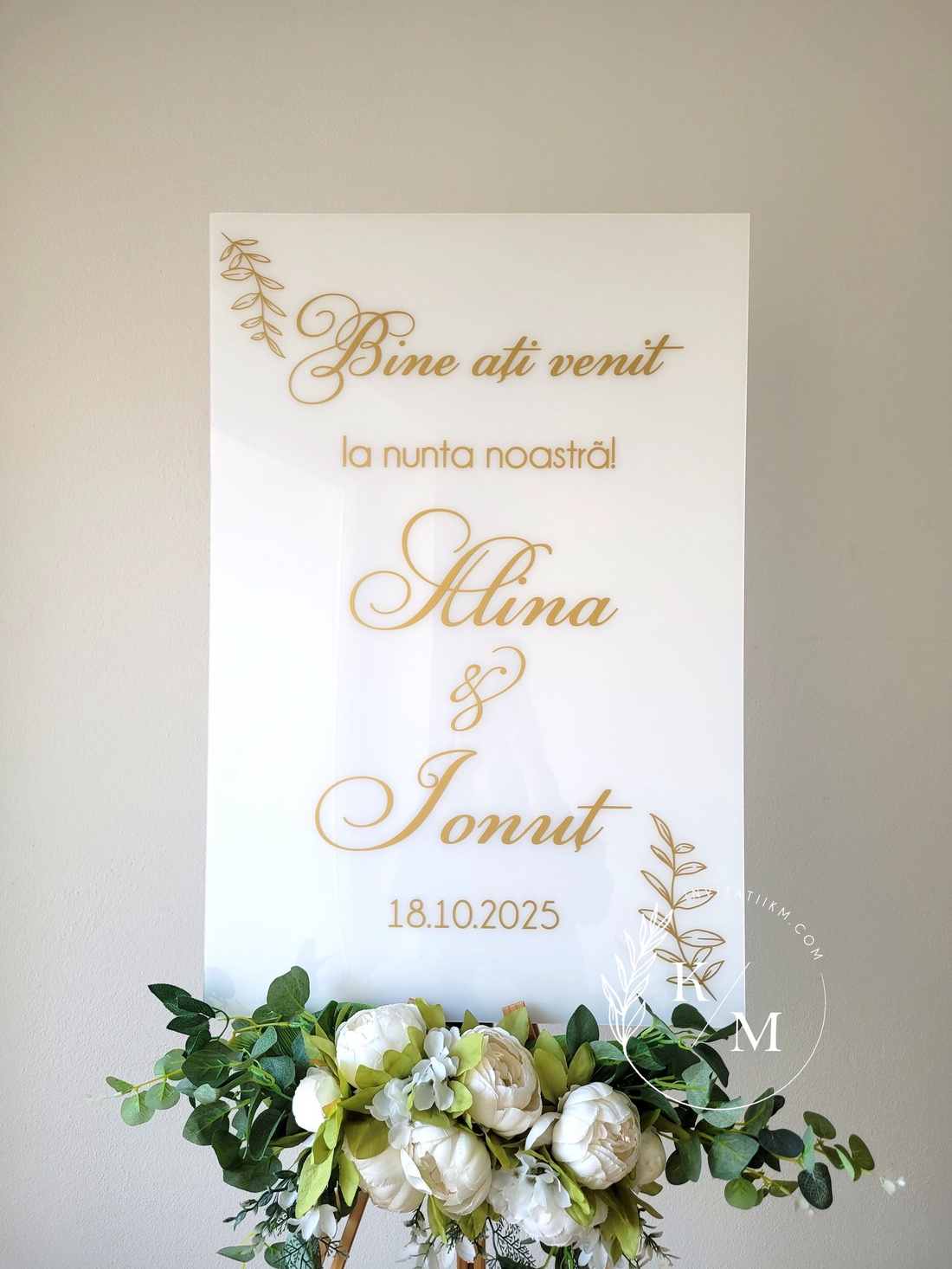 Panou intampinare nunta din plexiglas alb si detaliu floral auriu - accesorii nuntă - materiale decor pentru nuntă - tablouri și indicatoare nuntă - Artynos.ro