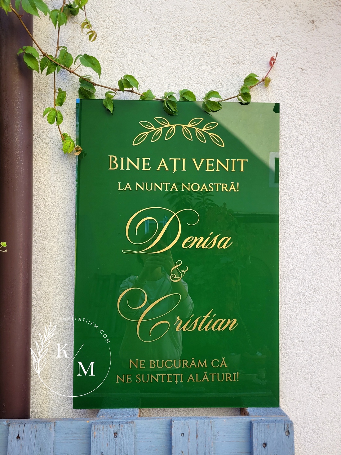 Panou intampinare nunta din plexiglas verde si detalii florale aurii - accesorii nuntă - materiale decor pentru nuntă - tablouri și indicatoare nuntă - Artynos.ro