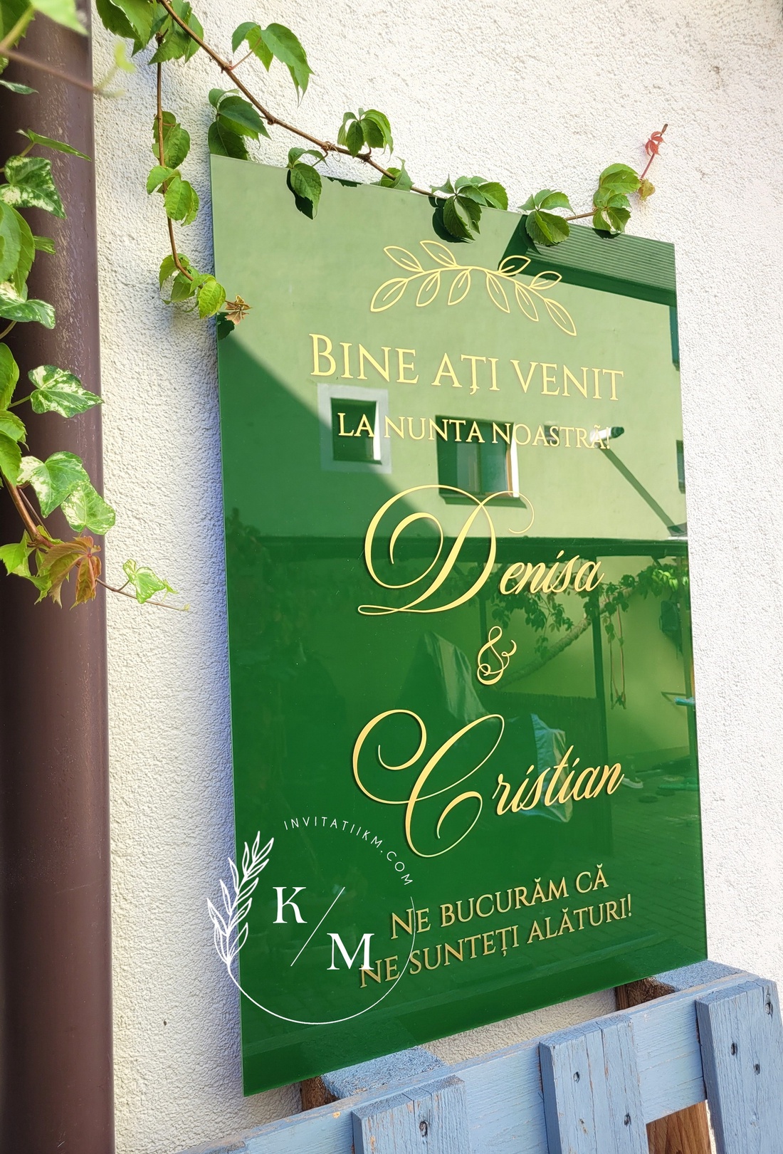 Panou intampinare nunta din plexiglas verde si detalii florale aurii - accesorii nuntă - materiale decor pentru nuntă - tablouri și indicatoare nuntă - Artynos.ro