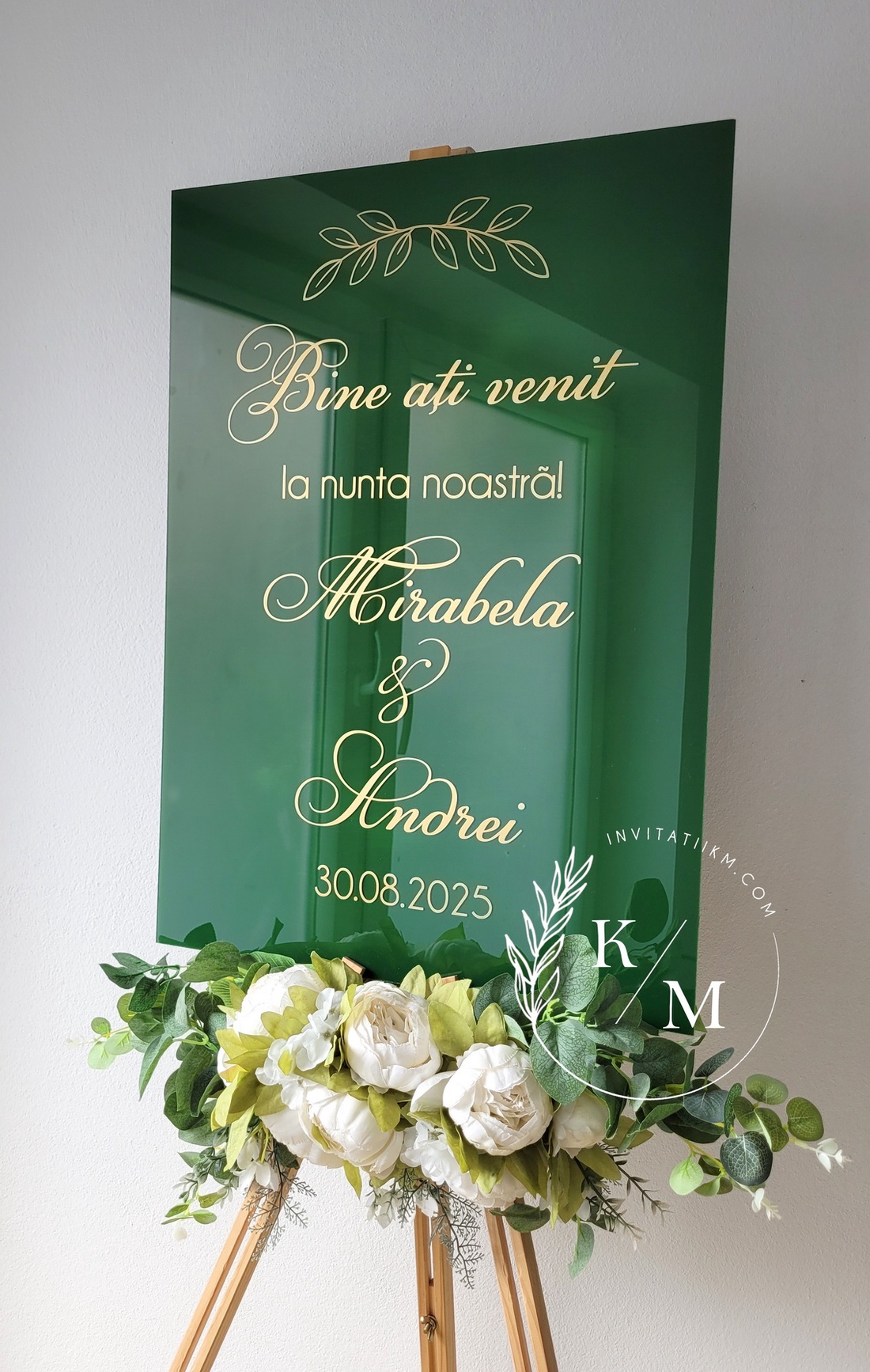 Panou intampinare nunta din plexiglas verde si detalii florale aurii - accesorii nuntă - materiale decor pentru nuntă - tablouri și indicatoare nuntă - Artynos.ro