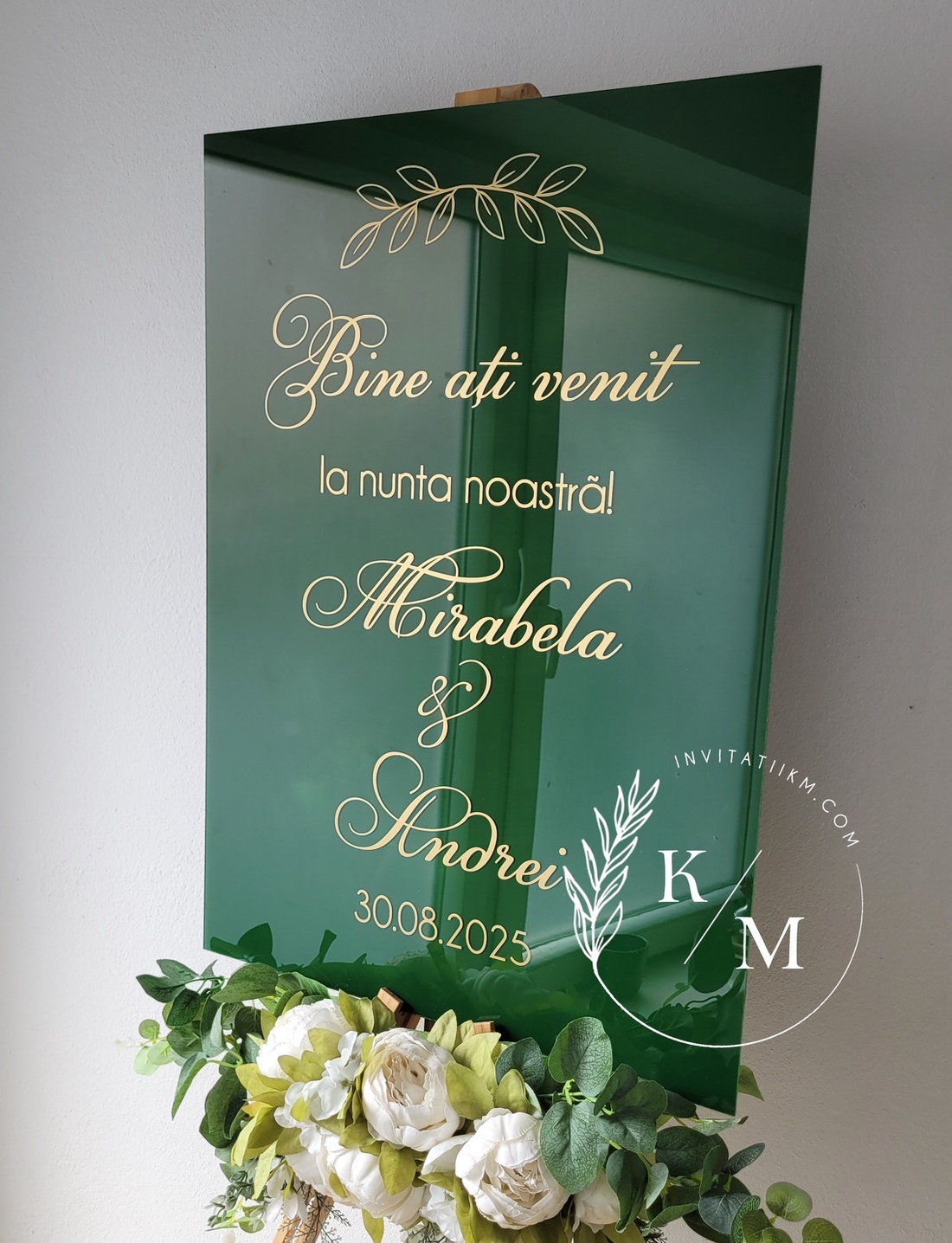 Panou intampinare nunta din plexiglas verde si detalii florale aurii - accesorii nuntă - materiale decor pentru nuntă - tablouri și indicatoare nuntă - Artynos.ro