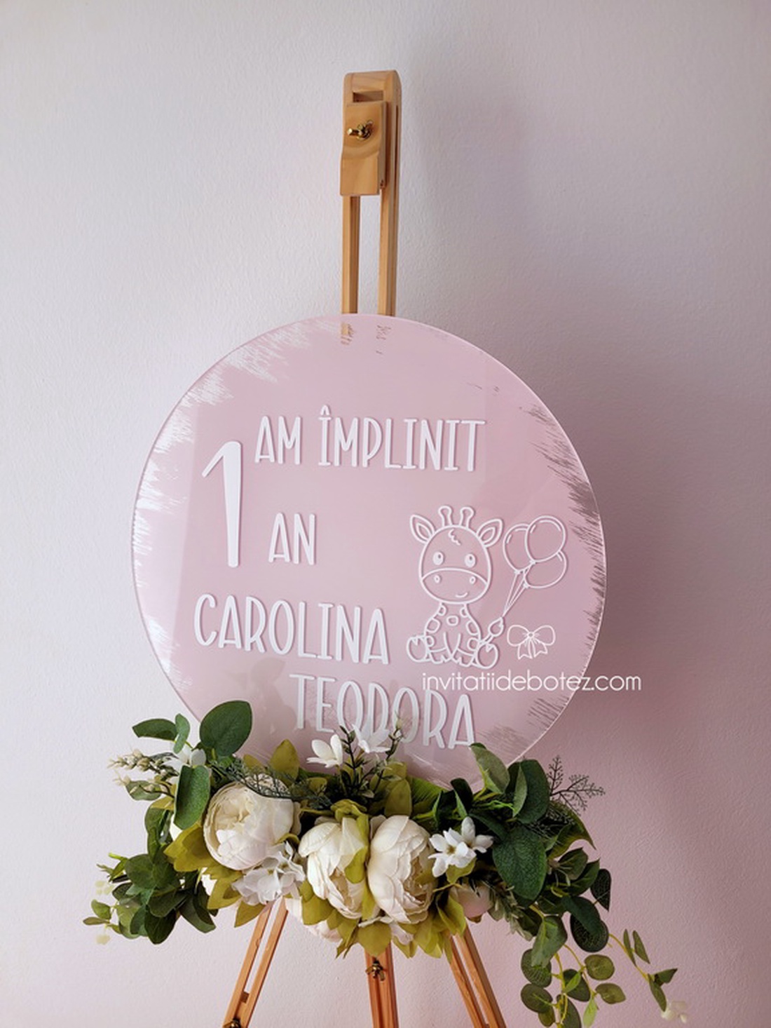 Panou plexiglas rotund aniversare 1 an roz antic si alb, cu girafa - accesorii nuntă - materiale decor pentru nuntă - tablouri și indicatoare nuntă - Artynos.ro