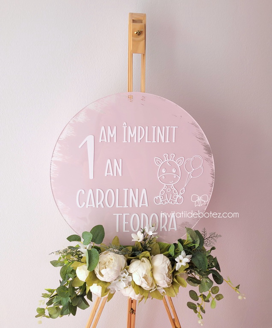 Panou plexiglas rotund aniversare 1 an roz antic si alb, cu girafa - accesorii nuntă - materiale decor pentru nuntă - tablouri și indicatoare nuntă - Artynos.ro