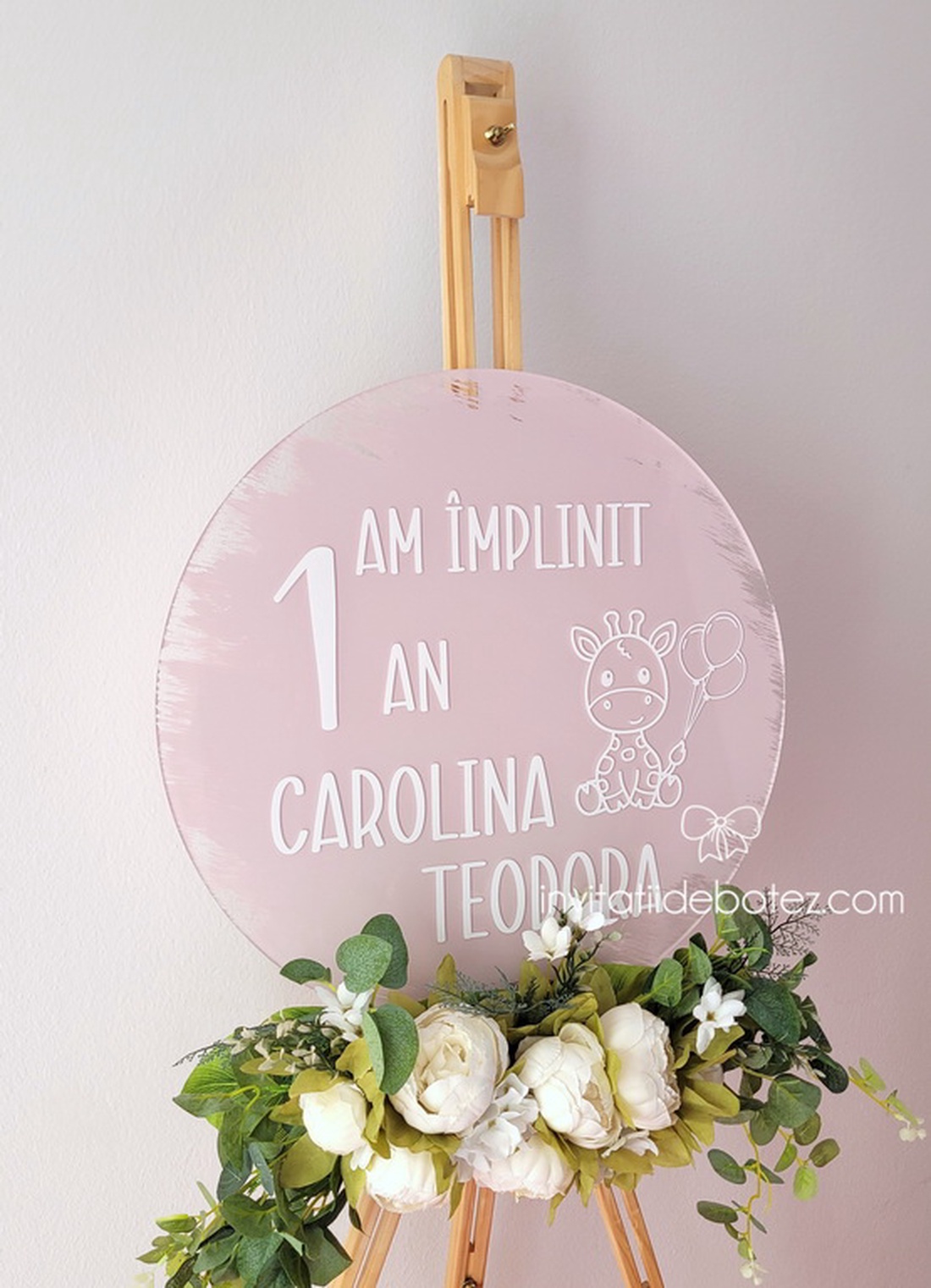 Panou plexiglas rotund aniversare 1 an roz antic si alb, cu girafa - accesorii nuntă - materiale decor pentru nuntă - tablouri și indicatoare nuntă - Artynos.ro