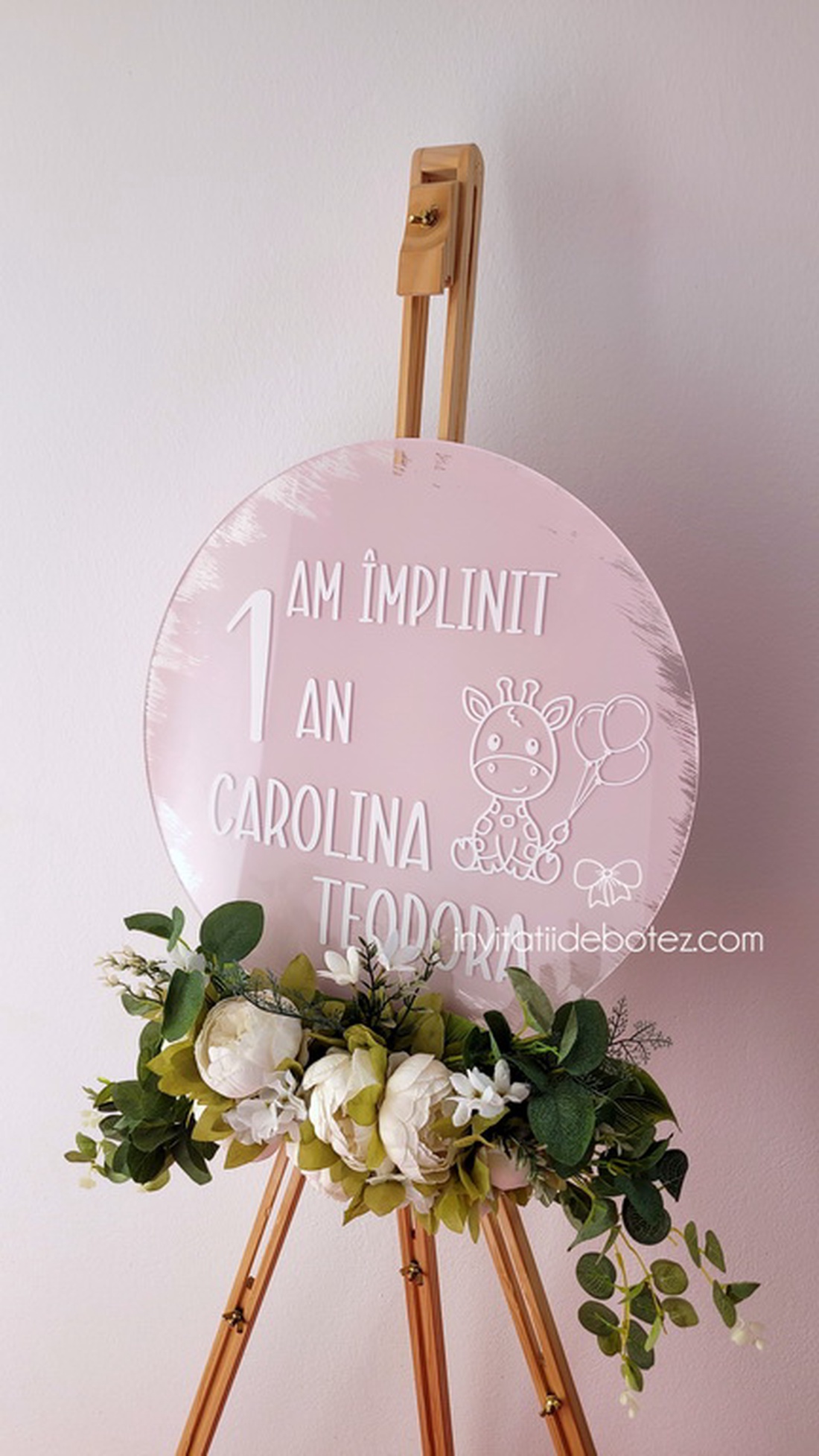 Panou plexiglas rotund aniversare 1 an roz antic si alb, cu girafa - accesorii nuntă - materiale decor pentru nuntă - tablouri și indicatoare nuntă - Artynos.ro
